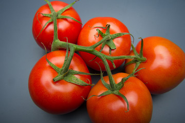 El tomate, rico en vitaminas y antioxidantes, está considerado como fruta aunque nace en una mata y es una hortaliza. Su uso en la cocina es múltiple, se pueden hacer ensaladas, zumos, salsas, se pued