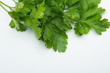 El perejil es una hierva que se utiliza en la cocina para decorar y dar sabor a los platos.