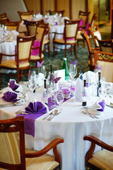 Lila-weißes Hochzeitstisch Dekoration in einem eleganten Restaurant
