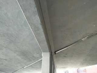 Estructura gris de un puente y de hormigón.