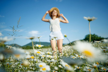Obraz na płótnie Canvas Beautiful woman in the field with flowers. 