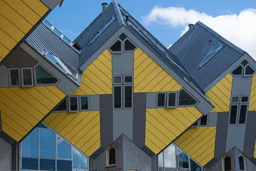 Fotobehang Rotterdam, Holland / Nederland - 26 april 2019: appartementen en kantoren in de kubuswoningen van Rotterdam, grootstedelijke stad door architect Piet Blom © laquilone