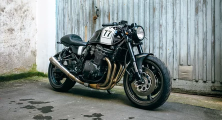 Store enrouleur Moto Moto personnalisée brillante garée devant la porte de garage