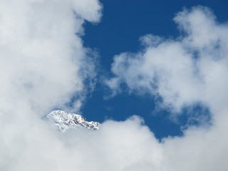 Bergspitze in Wolken