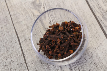 Dry clove seeds