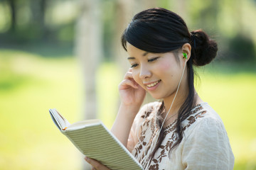 Fototapeta premium 自然の中で読書をする女性