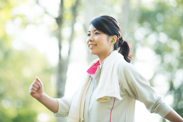 自然の中でウォーキングをする女性の横顔