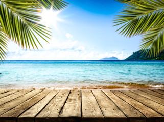 radni stol slobodnog prostora i ljetni krajolik plaže © magdal3na