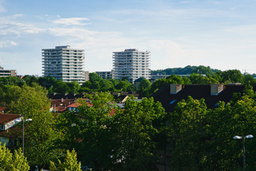 Fototapeta premium München Schwabing Leopoldstraße, Blick über die Dächer Richtung Petuelring
