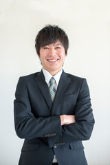 腕組みをするビジネスマン