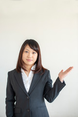 手をかざすビジネスウーマン