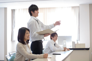 会議で発言するビジネスマン
