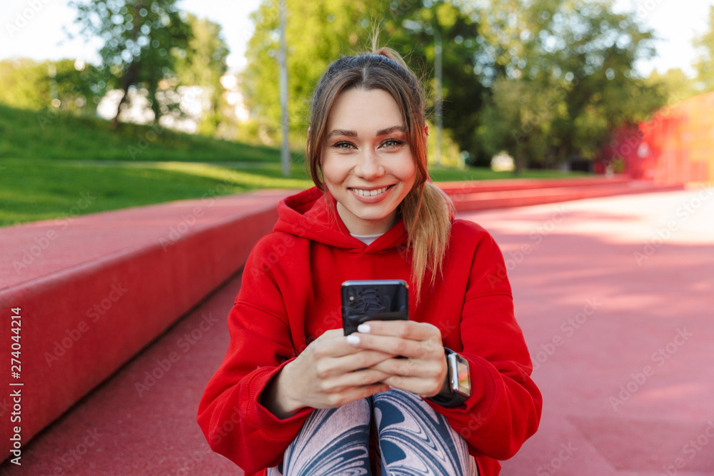 Poster Cheerful young fitness girl wearing sportswear