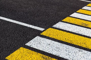 helle markierungen eines fußgängerüberwegs auf asphalt, hintergrund, textur © Sergey