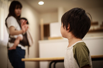 男の子に別れを言う母親