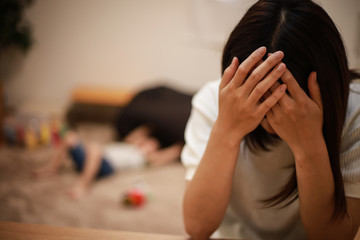 子育てに悩む母親