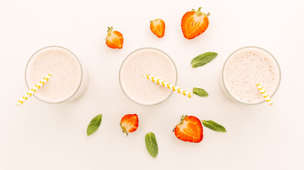 Milkshakes with half strawberries and peppermint