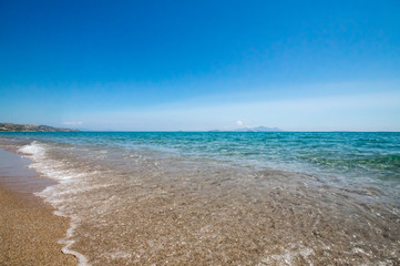 Fototapeta na wymiar Strand mit Meer (Türkis) und Himmel