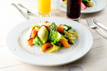 Green salad with grilled peaches and bocconcini