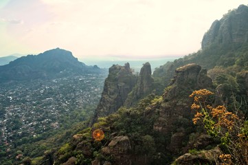 La zona arqueológica del Tepozteco ubicada en el estado de Morelos (México). Hermosa vista de la...