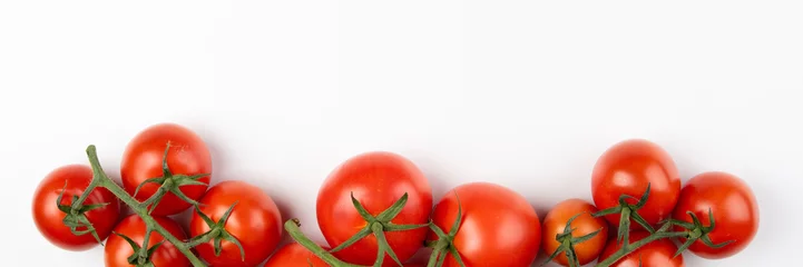 Afwasbaar Fotobehang Verse groenten Tomaten op witte achtergrond. Gezond eten. Lang formaat. Bovenaanzicht. Ruimte kopiëren