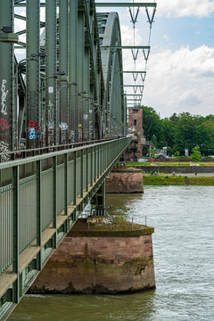 Alte Stahlbr&uuml;cke mit Graphity