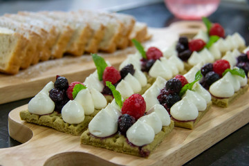 delicious green tea cheese tart with berry