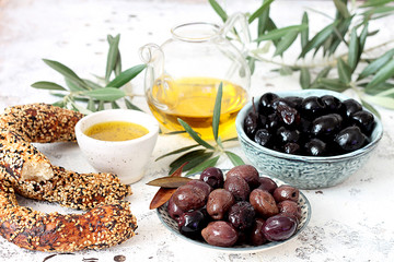 Varieties of olives, oils and bread