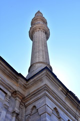 Obraz premium Minaret at Nuruosmaniye Mosque in Istanbul, Turkey
