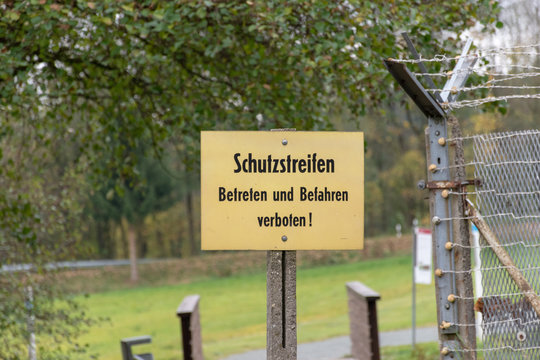 "Schutzstreifen - Betreten und Befahren verboten!" Grenzschild an der innerdeutschen Grenze zwischen der Bundesrepublik Deutschland (BRD) und der Deutschen Demokratischen Republik (DDR) an einem Grenz