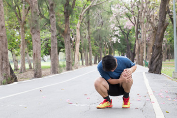 Knee pain that cause pain around the kneecap, Running injuries of runner concept