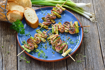 Gegrillte mediterrane Schweinefilet-Spießchen pikant mit Frühlingszwiebeln – Hot Spanish pincho...