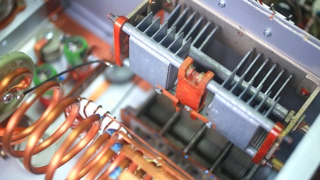 Tuning vacuum tubes shortwave power amplifier inside view