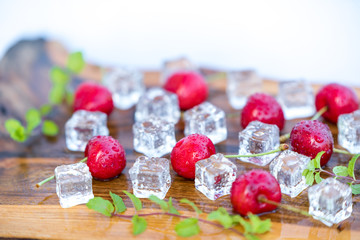 Piękne, dojrzałe i pyszne czerwone czereśnie © Anna Granat