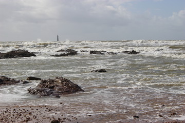 Vagues devantl e phare des Barges