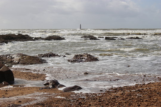 Le phare des Barges vu depuis la c&ocirc;te (Les Sables-d'Olonne, anse de la Paracou)