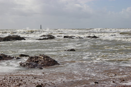 Vagues devant le phare des Barges (Les Sables-d'Olonne, anse de la Paracou)