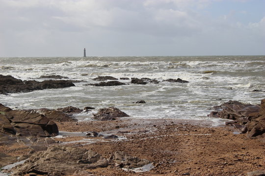Phare des Barges depuis l'anse de la Paracou (Les Sables-d'Olonne, Vend&eacute;e)