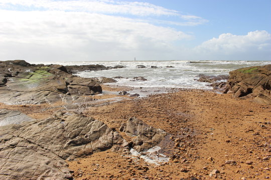 Anse de la Paracou (et phare des Barges &agrave; l'horizon), Les Sables-d'Olonne (Vend&eacute;e)