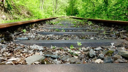 Alte Eisenbahnschienen, veraltet, ungenutzt