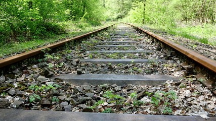 Alte Eisenbahnschienen, veraltet, ungenutzt