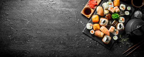 Japanische Sushi-Rollen mit Lachs, Avocado und Garnelen.