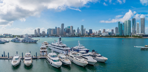 Naklejka premium Widok z lotu ptaka na zatokę w Miami na Florydzie, USA