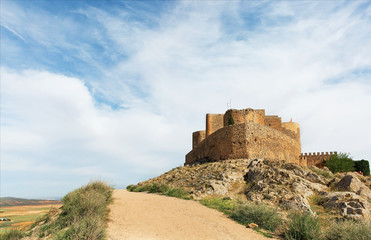 Fototapeta na wymiar ruins of an old fortress in Consuegra