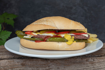 Un bocadillo de hamburguesas con queso