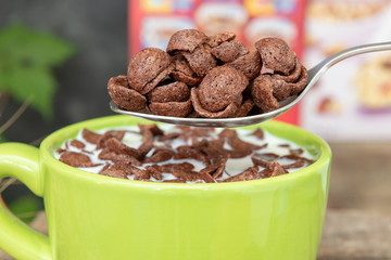 Una taza de cereales de chocolate con leche