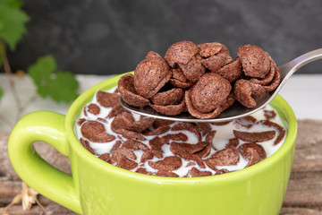 Una taza de cereales de chocolate con leche