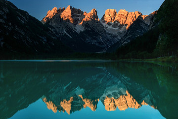 Dürrensee im Höhlensteintal mit Alpenglühen auf der Cristallo-Gruppe / Lago di Landro in Val di...