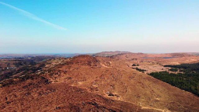 vol a&eacute;rien au dessus des montagnes nues des landes d'Irlande