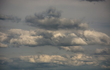  chmury na tle szarego nieba przed burzą zachmurzone niebo